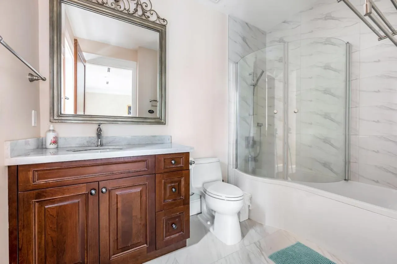 Cozy 1-Bedroom Share House In The Heart Of Βανκούβερ Δωμάτια σε οικογενειακή κατοικία